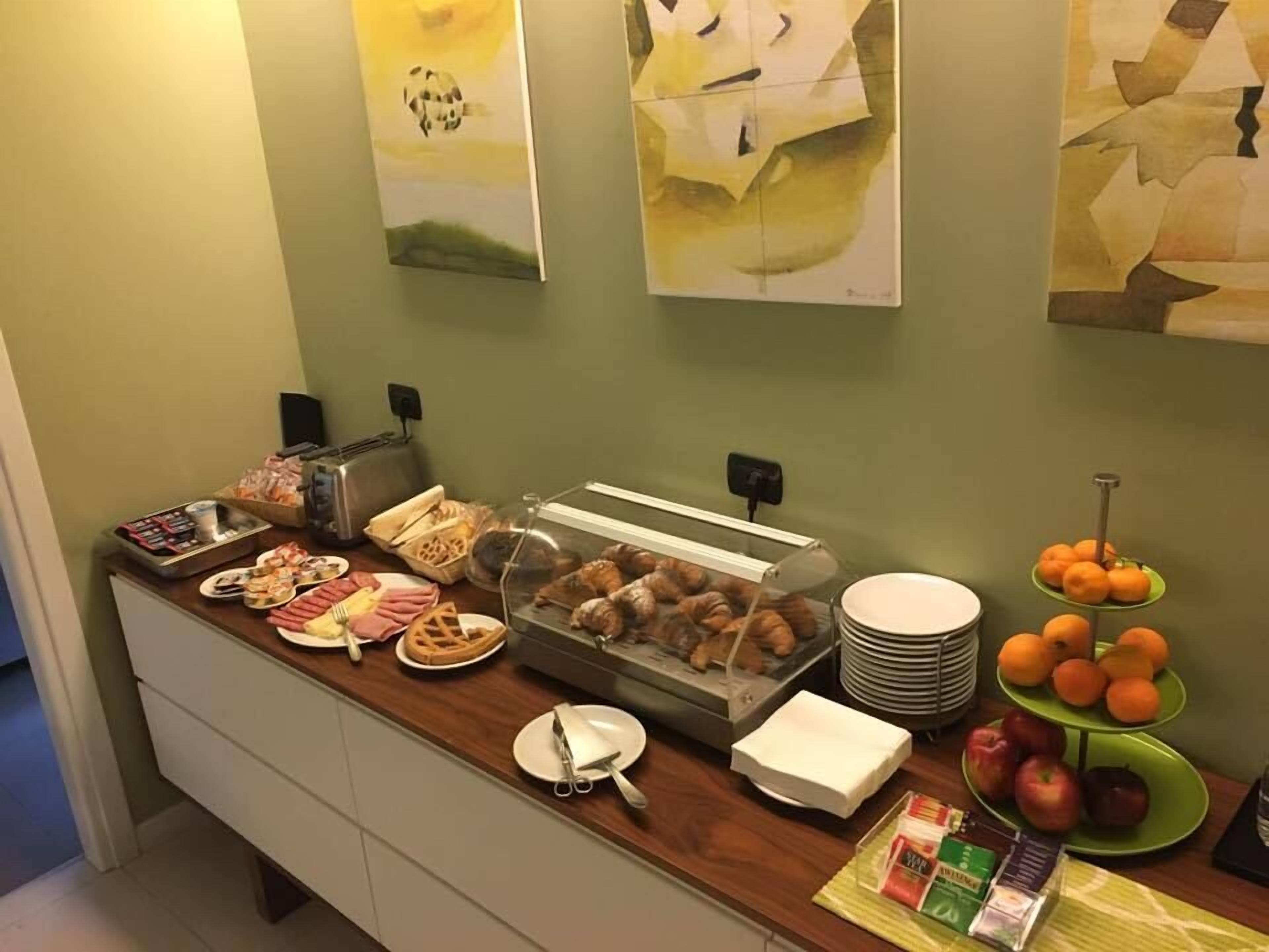 Un bufé con diversos alimentos y una presentación de frutas.