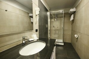 Junior Suite | Bathroom | Shower, free toiletries, hair dryer, bidet - Guest House Residence (Messina)