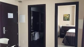 Junior-Suite | Minibar, Schreibtisch, schallisolierte Zimmer, Bügeleisen/Bügelbrett