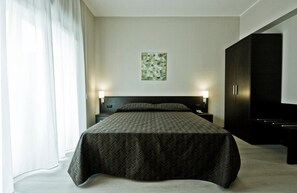 Frigobar, escrivaninha, quartos à prova de som