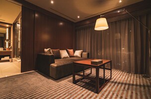 Desk, laptop workspace, free WiFi, bed sheets