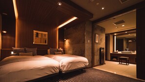A hotel room with two beds, a large mirror, and a bathroom with a sink and mirror. - Hotel Grand View Takasaki (Takasaki)