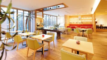 Daily buffet breakfast (JPY 2200 per person)