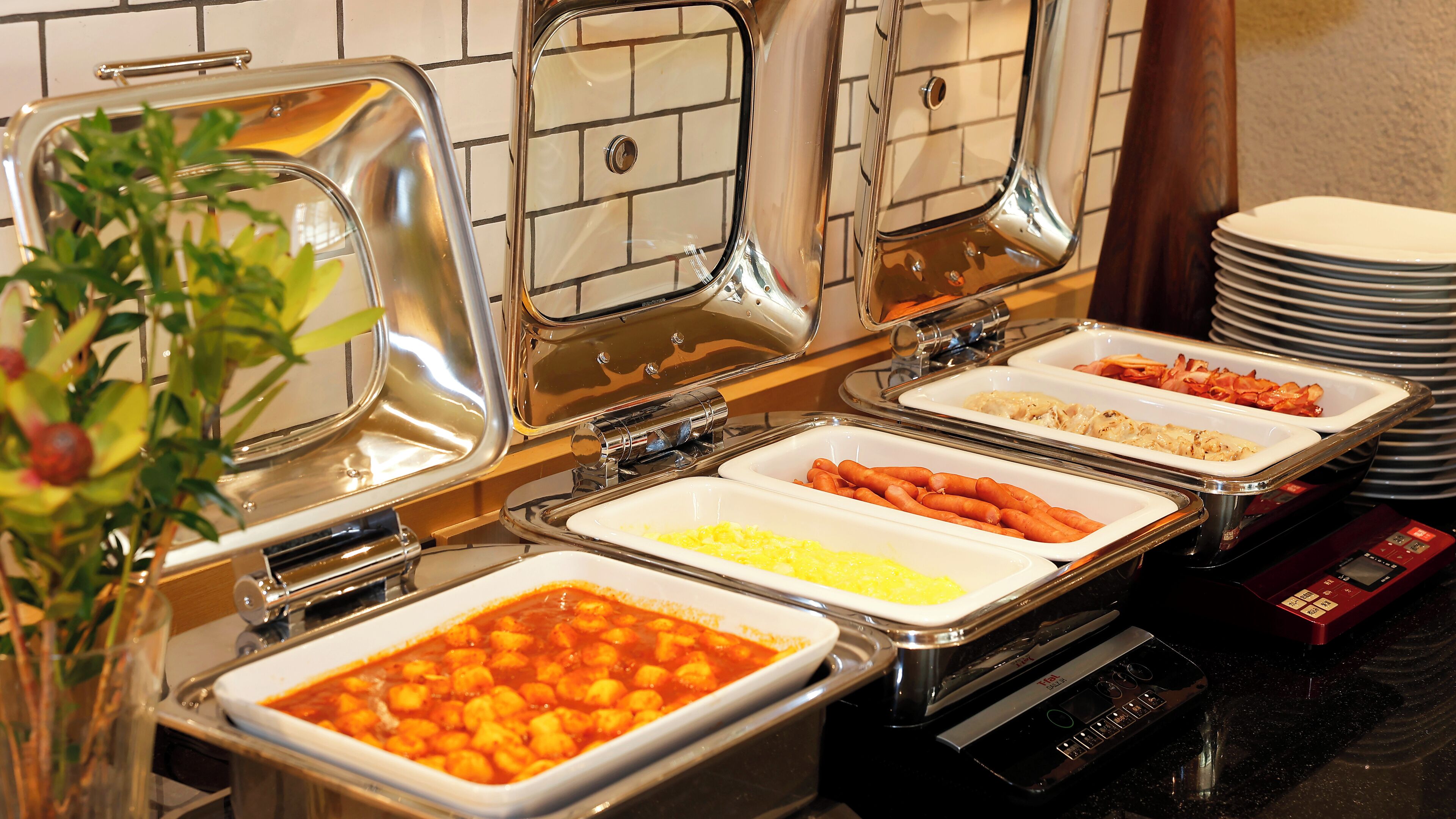 daily buffet breakfast (jpy 2200 per person)