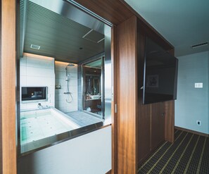 办公桌、笔记本电脑工作区、免费 WiFi、床单