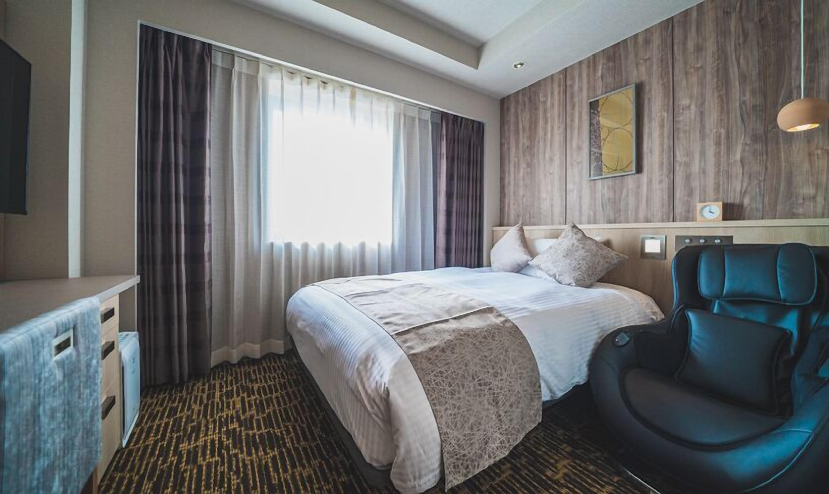 Desk, laptop workspace, free WiFi, bed sheets