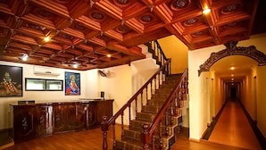 Un magnifique escalier orné de boiseries sculptées et doté d’un plancher en bois poli.