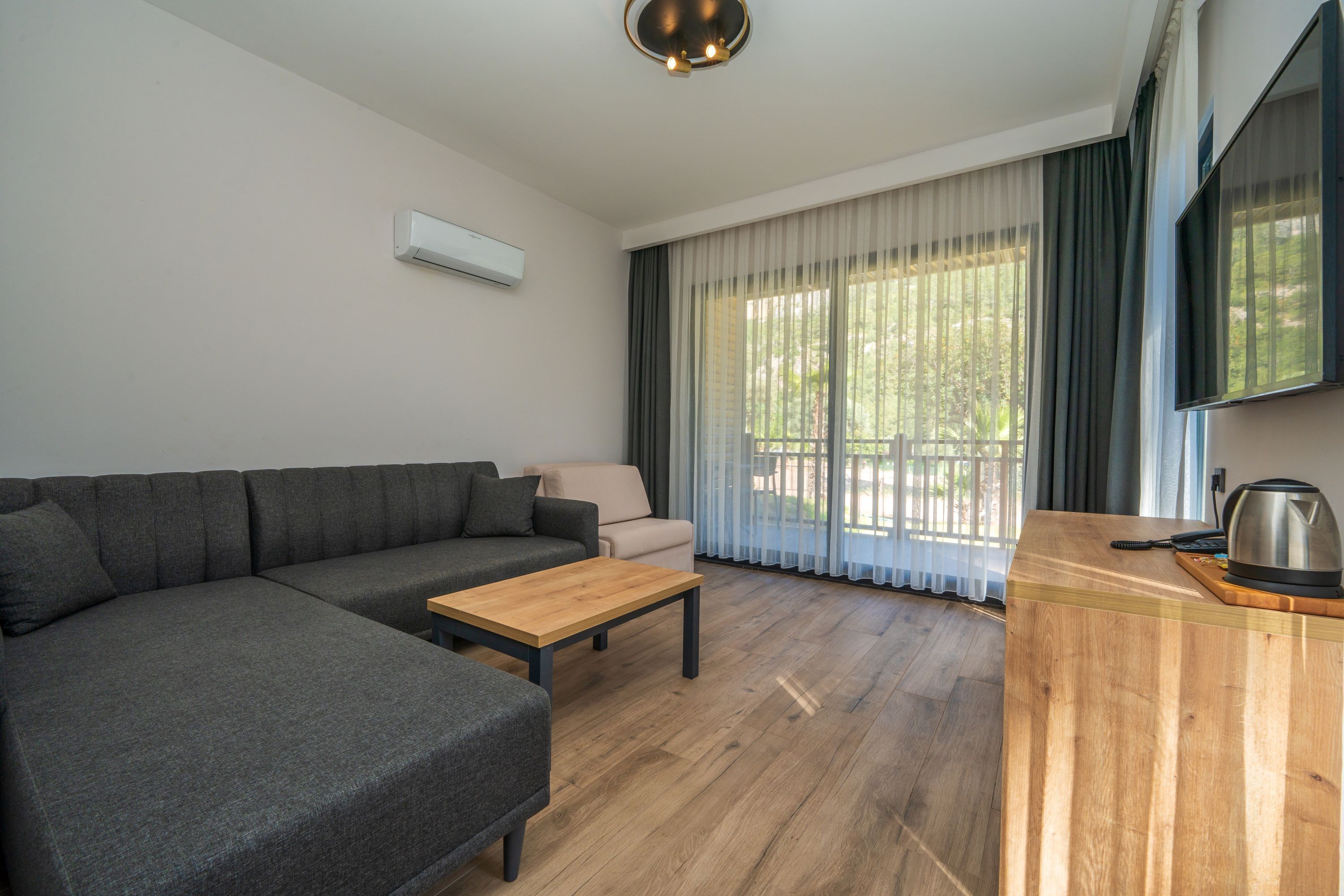 palm suite | living area