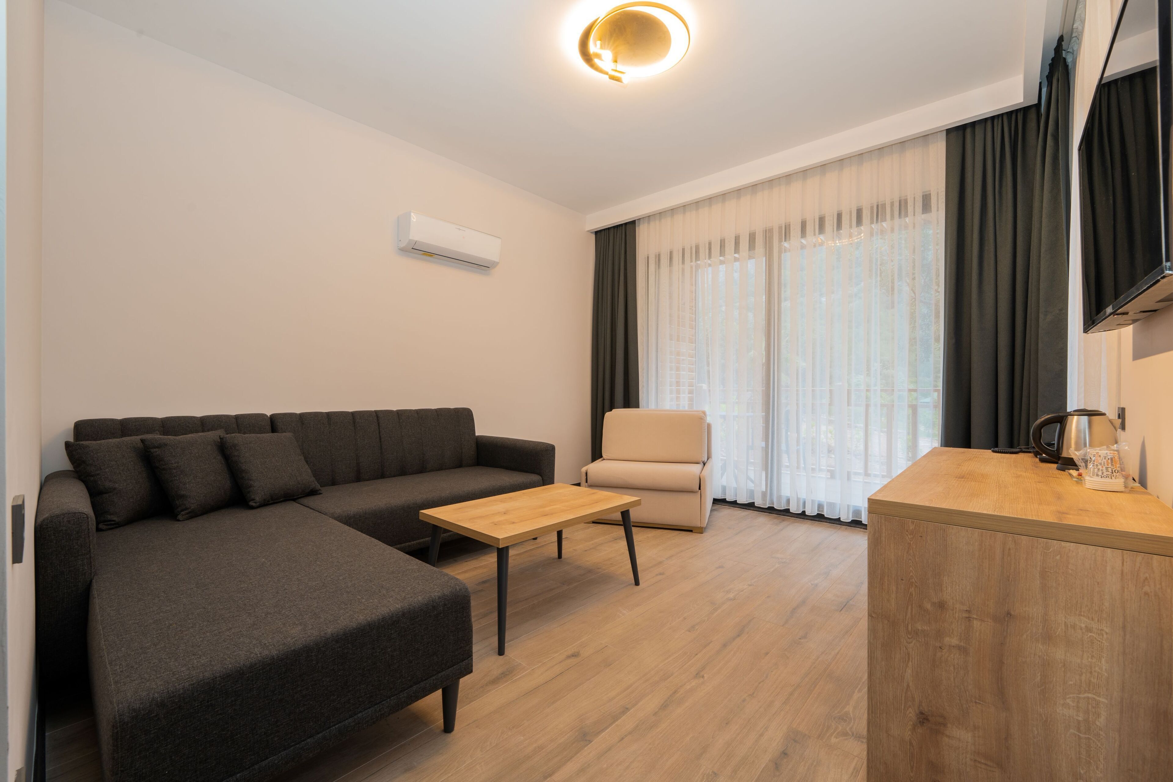 palm suite | 1 bedroom, select comfort beds, minibar, individually decorated