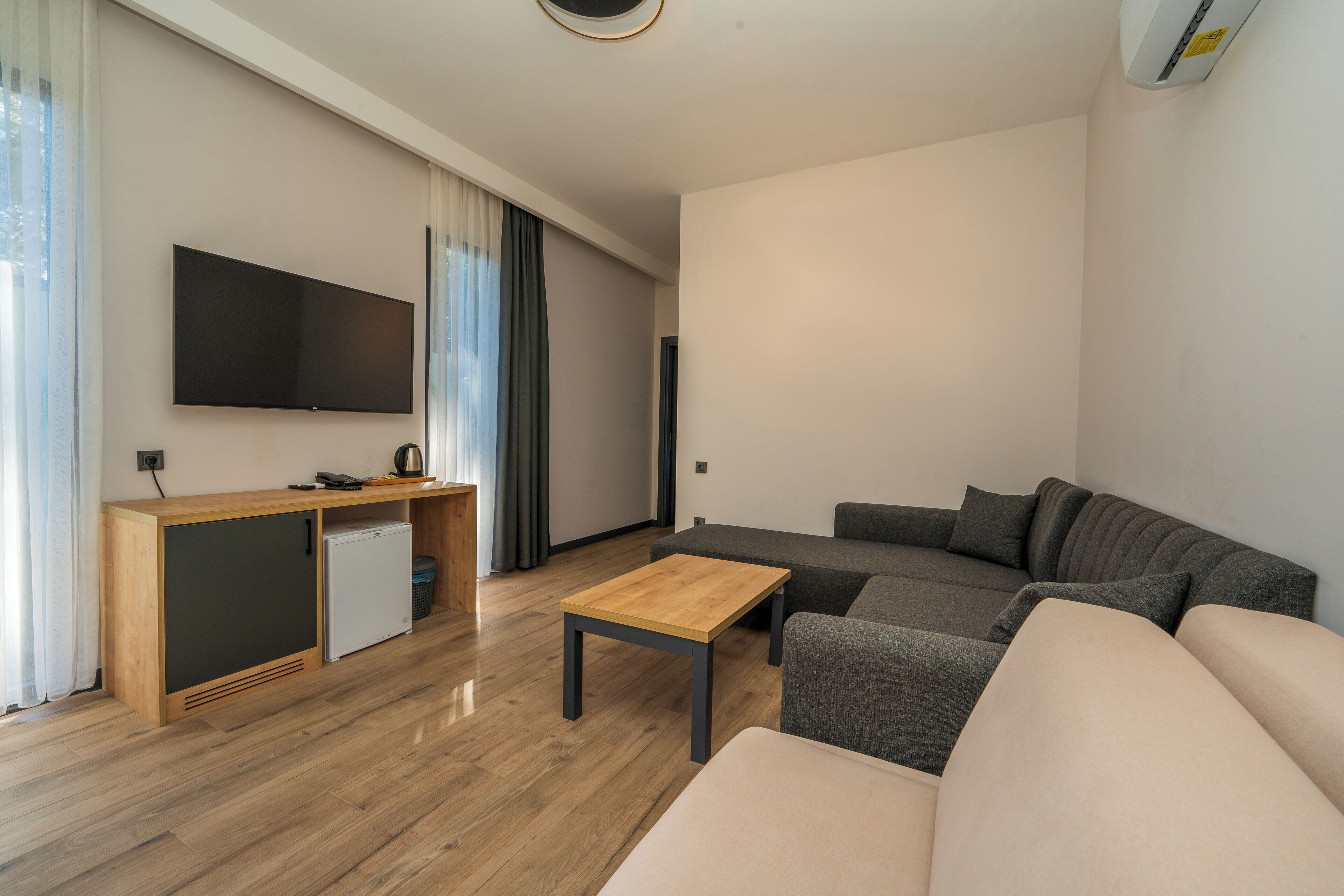 palm suite | living area