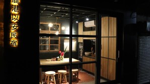 Una cocina moderna con armarios de madera, un comedor con taburetes y un ventanal grande.