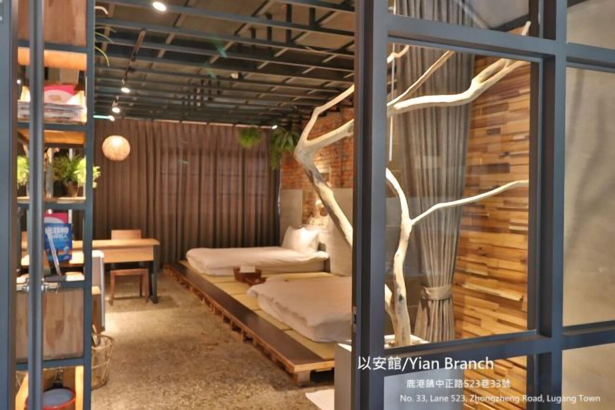 6 bedrooms, blackout curtains, free WiFi, bed sheets