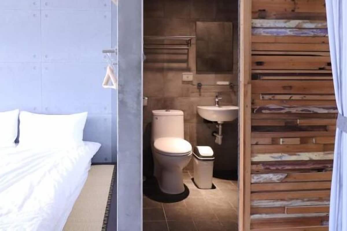 6 bedrooms, blackout curtains, free WiFi, bed sheets