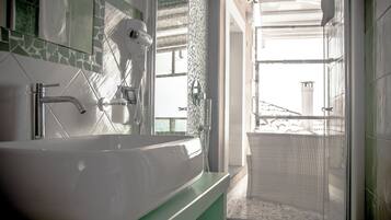 Suite Supérieure, terrasse | Salle de bain