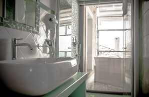 Superior Suite, Terrace | Bathroom | Shower, rainfall showerhead, free toiletries, towels - Residenza Tamara (Castellabate)