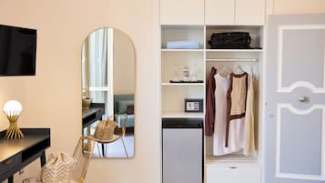 Deluxe Double Room, Sea View | In-room safe, desk, laptop workspace, free WiFi
