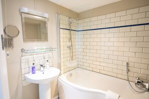 Habitación Premium doble, 1 cama de matrimonio grande, vistas al mar | Baño | Ducha y bañera combinadas, secador de pelo, toallas y jabón