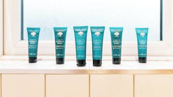Seis productos Marula Soul sobre una superficie de baldosas blancas.