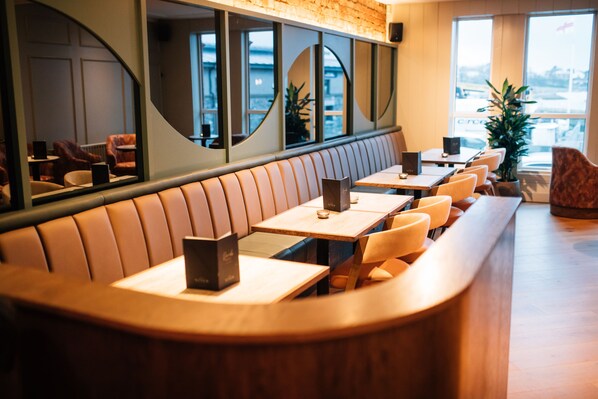 Petit déjeuner, déjeuner et dîner servis sur place