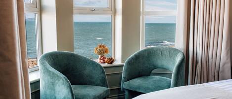 Habitación doble superior, varias camas, vista al mar | Ropa de cama de alta calidad y camas con efecto memoria