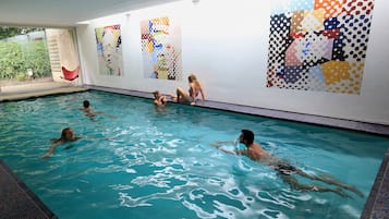Indendørs pool, åben fra kl. 07.30 til kl. 22.00, parasoller, liggestole
