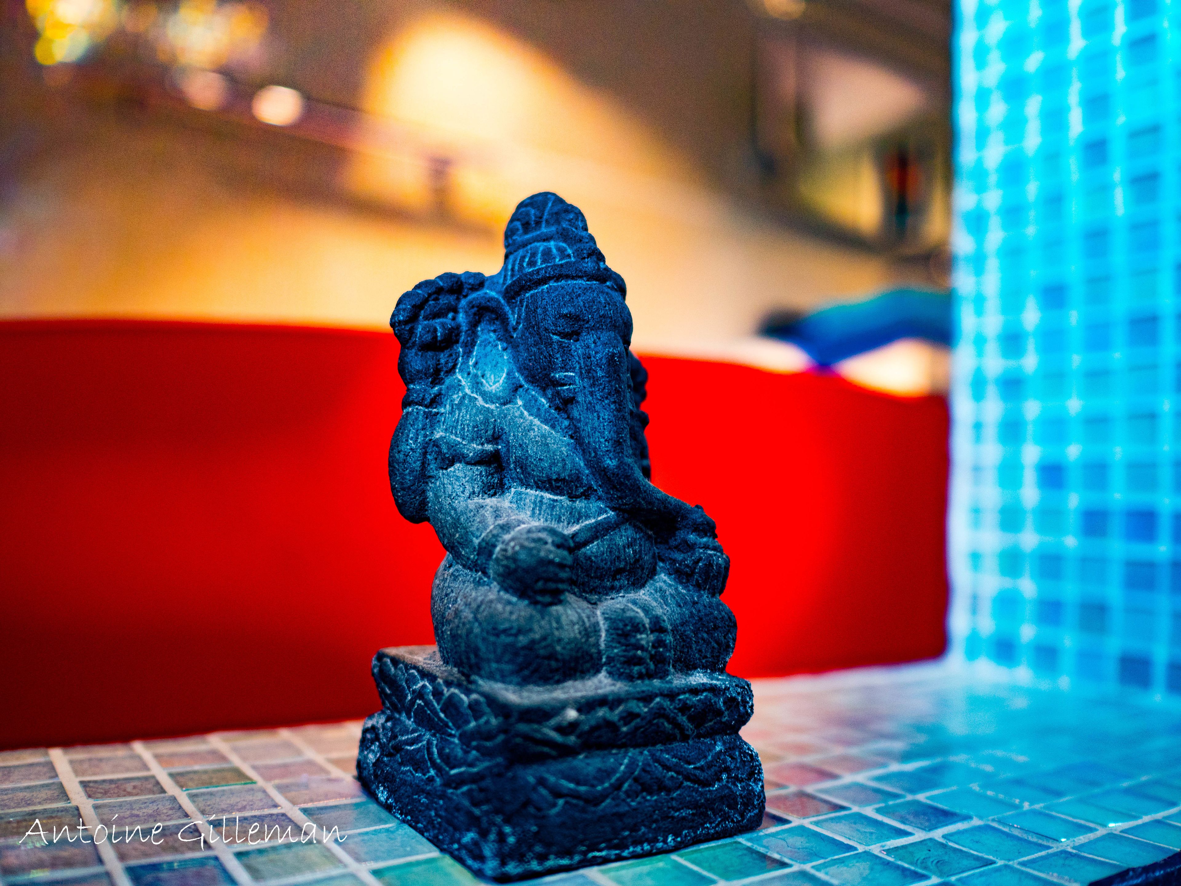 Une statue d’éléphant posée sur une surface carrelée.