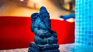 Une statue d’éléphant posée sur une surface carrelée.