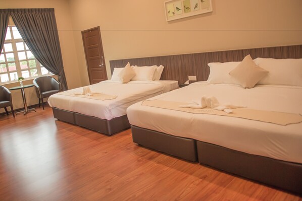 Phòng Suite Deluxe, ban công | Bàn ủi/dụng cụ ủi quần áo, truy cập Internet không dây miễn phí 