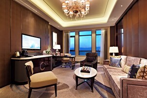 Executive Suite | Living room | 42-inch LCD TV with cable channels, TV