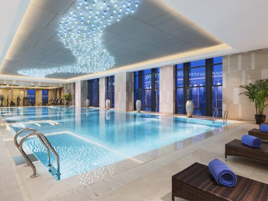 Piscine couverte, chaises longues