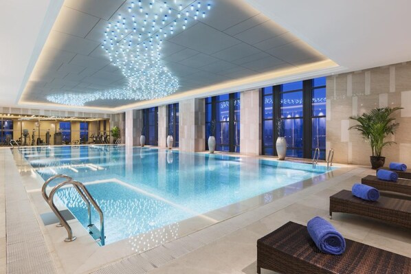 Alberca techada y camastros