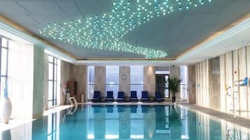 Alberca techada y camastros