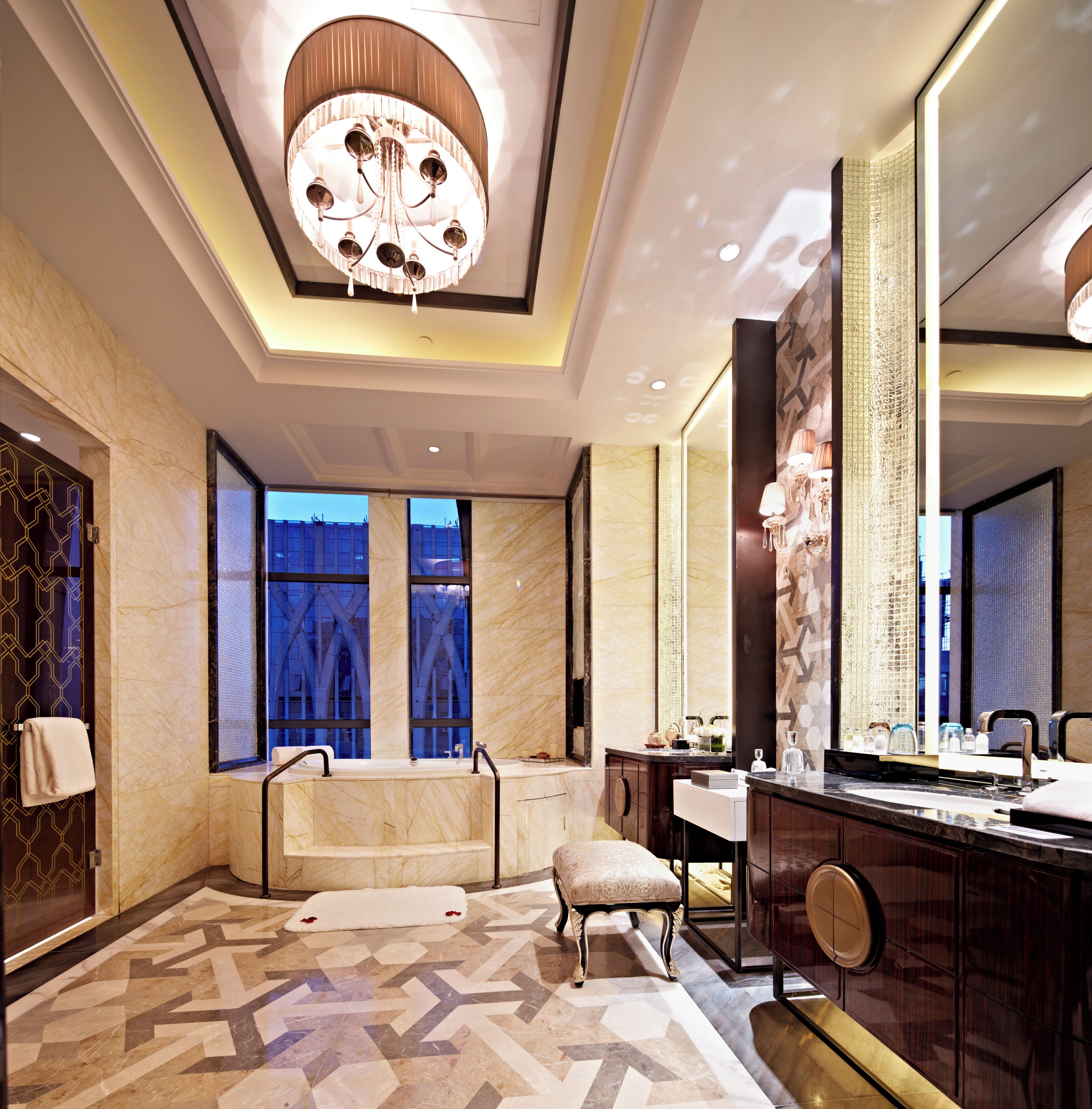 Executive-Suite | Badezimmer | Badewanne und Dusche (separat), Regendusche, kostenlose Toilettenartikel