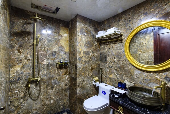 Ducha, artículos de higiene personal gratuitos y secador de pelo