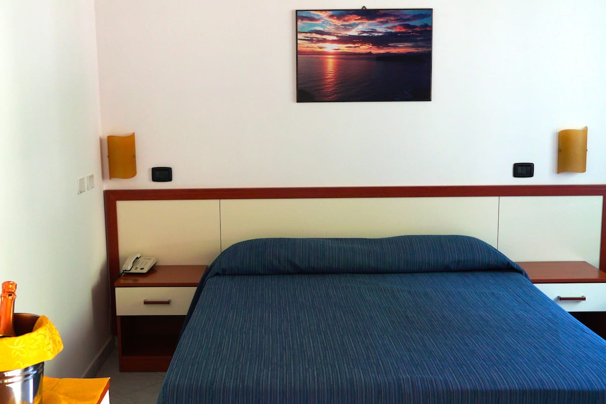 Roupas de cama premium, frigobar, cofres nos quartos, escrivaninha
