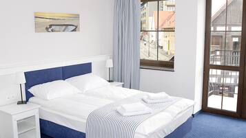 Skrivbord, strykjärn/strykbräda, barnsängar och extrasängar