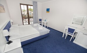 Escritorio, tabla de planchar con plancha, cunas (de pago)