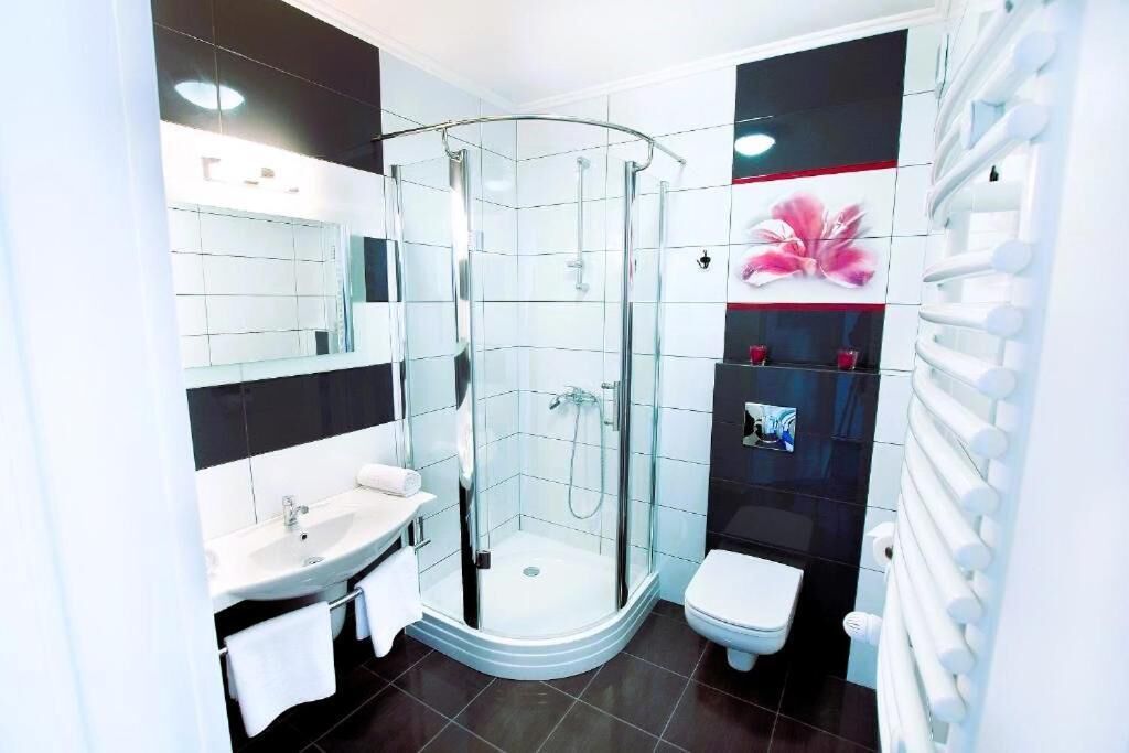 淋浴設備、免費盥洗用品、吹風機、毛巾