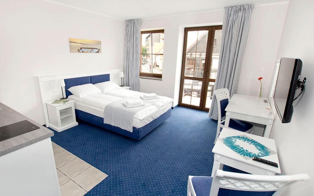 Escrivaninha, ferros/tábuas de passar roupa, berços (sobretaxa)