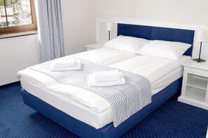 Chambre triple, balcon, vue sur la ville | Bureau, fer et planche à repasser, lit de bébé (supplément)