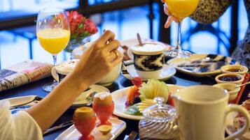 Café da manhã continental todos os dias (EUR 25 por pessoa)