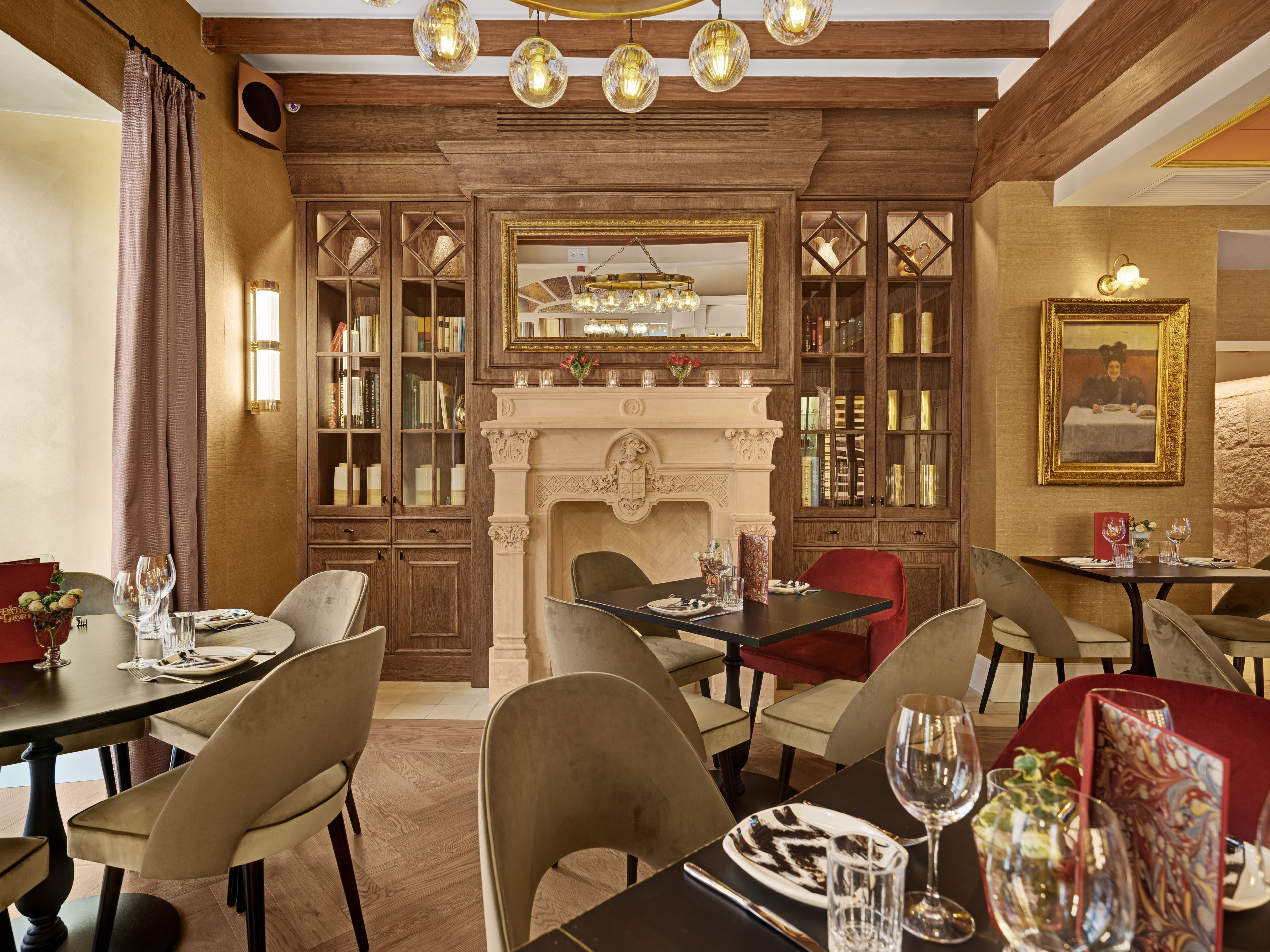 breakfast, lunch, dinner served; international cuisine