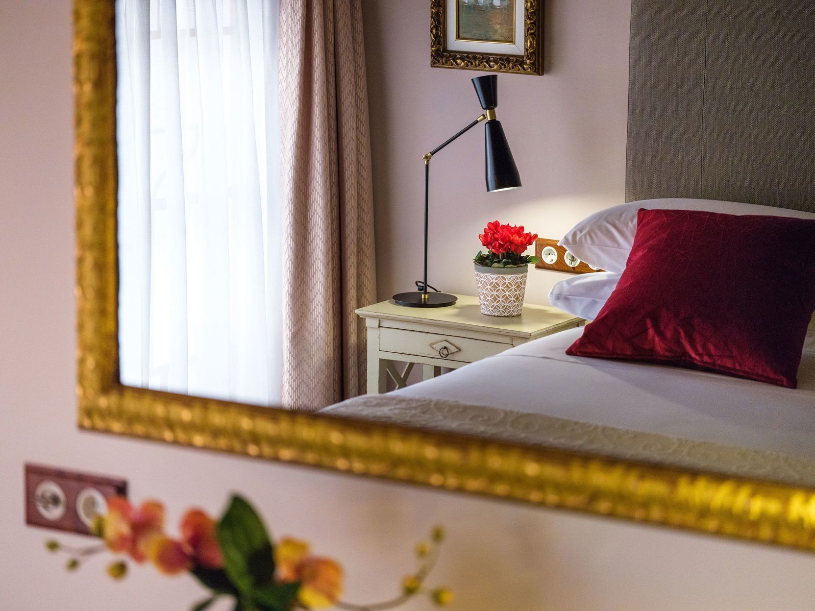 Luxe beddengoed, donzen dekbedden, een minibar, een kluis op de kamer