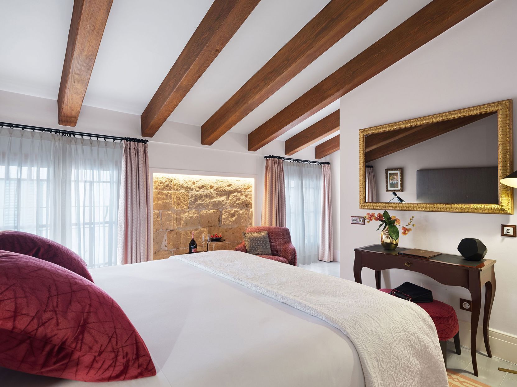 Luxe beddengoed, donzen dekbedden, een minibar, een kluis op de kamer