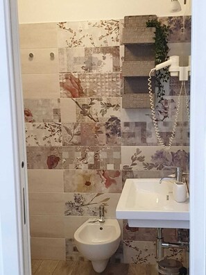 Double or Twin Room (3) | Bathroom | Shower, rainfall showerhead, free toiletries, hair dryer - Il Mare di Roma (Rome)