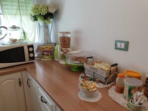 Free daily self-service breakfast  - Il Mare di Roma (Rome)