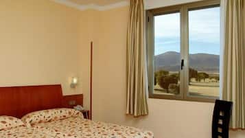 Een minibar, een kluis op de kamer, een bureau