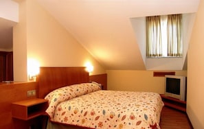 Minibar, caixa forta a l'habitació i escriptori