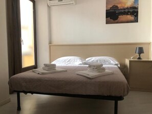 Economy Room | Desk, iron/ironing board, free WiFi