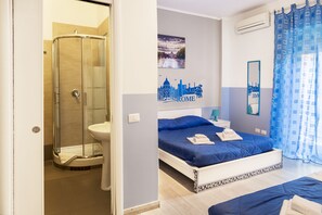 Un dormitorio con cama, mesita de noche, espejo y zona de ducha.